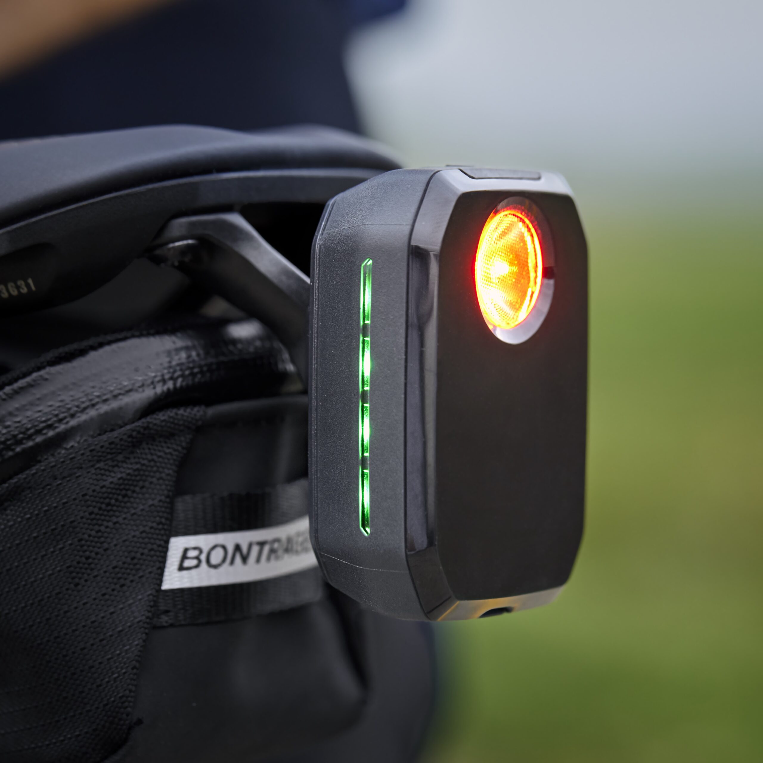 CY24_CarBack_Radar_Rear_Light_Lifestyle_10 carré