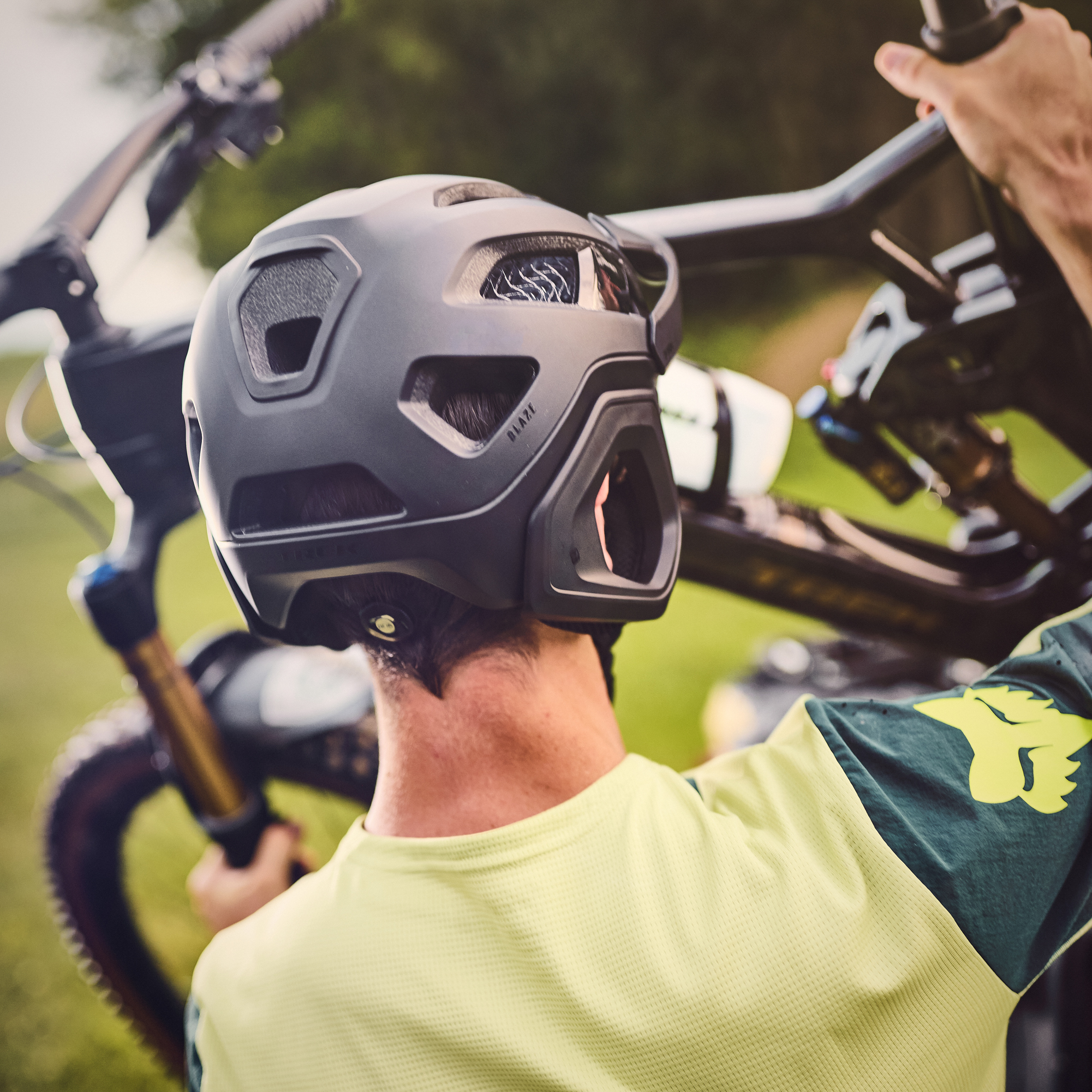 MY25_WaveCel_MTB_Helmet_Lifestyle_52 carré